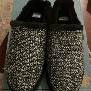 New in box TOMS woman’s slippers
